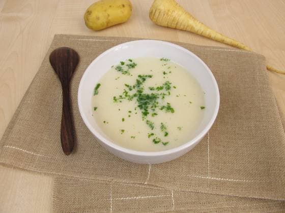 Puerresuppe mit Kartoffeln und Pastinaken Puerresuppe mit Kartoffeln und Pastinaken Copyright: xZoonar.com HeikexRaux 7847372