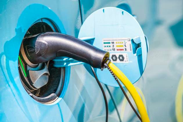 E-Ladestation in München, Juni 2023 DEU, Deutschland, München, Juni 2023, Ladestation für Elektrofahrzeuge, Ladesäule, Elektroauto beim Laden, Elektromotor, E-Auto, E-Autos, Elektrofahrzeug, Elektromobilität, Infrastruktur, Klimaschutz, Mobilität, Stadt, Verkehr, Stadtverkehr, Technik, *** E charging station in Munich, June 2023 DEU, Germany, Munich, June 2023, charging station for electric vehicles, charging column, electric car while charging, electric motor, E car, E cars, electric vehicle, electric mobility, infrastructure, climate protection, mobility, city, traffic, urban traffic, technology,