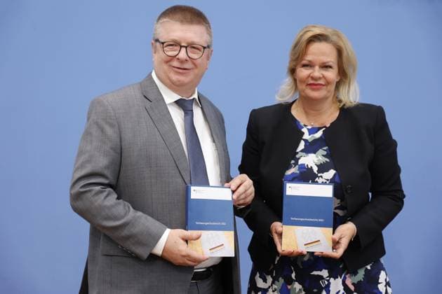 News Themen der Woche KW25 News Bilder des Tages Thomas Haldenwang, Präsident des Bundesamtes für Verfassungsschutz (BfV), Bundesministerin des Innern und für Heimat Nancy Faeser, Deutschland, Berlin, Bundespressekonferenz, Thema: Vorstellung des Verfassungsschutzberichts 2022 *** Thomas Haldenwang, President of the Federal Office for the Protection of the Constitution BfV , Federal Minister of the Interior and for Home Affairs Nancy Faeser, Germany, Berlin, Federal Press Conference, Topic Presentation of the 2022 Report on the Protection of the Constitution