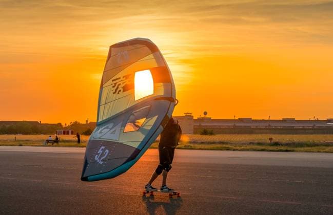 Windsurfen, Abend, Freizeit, Tempelhofer Feld, Sonnenuntergang, Tempelhof, Tempelhof-Schöneberg, Berlin, Deutschland +++ NO MODEL RELEASE! *** Local Caption *** , Berlin, Deutschland *** Windsurfing, Evening, Leisure, Tempelhofer Feld, Sunset, Tempelhof, Tempelhof Schöneberg, Berlin, Germany NO MODEL RELEASE Local Caption , Berlin, Germany