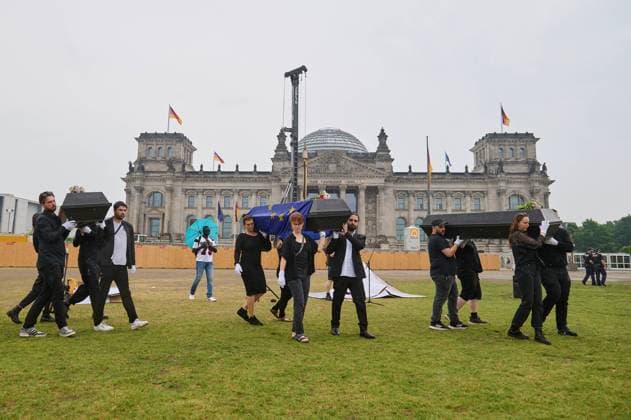 News Themen der Woche KW25 News Bilder des Tages Mit einem symbolischen Trauermarsch hat die Fluechtlingsorganisation Pro Asyl im Berliner Regierungsviertel am 20.06.2023 gegen den Asylkompromiss der Europaeischen Union protestiert. Knapp 100 Demonstranten zogen Polizeiangaben zufolge am Dienstag mit drei Saergen vom Bundesinnenministerium zum Reichstagsgebaeude. Anlaesslich des Weltfluechtlingstags trugen sie Transparente mit Slogans wie Werdet nicht zu Totengraeberinnen - Kein Asylkompromiss 2.0 und Keine Kompromisse ohne Menschlichkeit . (Siehe epd-Meldung vom 20.06.2023) EDITORIAL USE ONLY *** With a symbolic funeral march, the refugee organization Pro Asyl protested in Berlins government district on 20 06 2023 against the European Unions asylum compromise According to police repor Copyright: epd-bild ChristianxDitsch epd-Weltfluechtlingstag_Protest1-kopieren