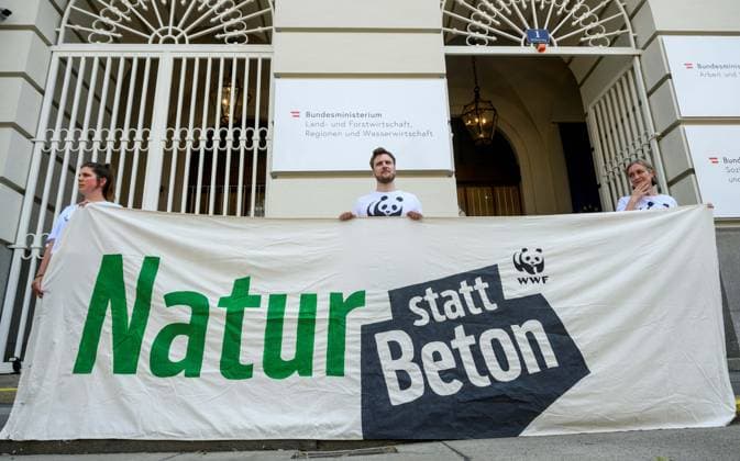 20230620 WWF-Protestaktion vor dem Bodenschutz-Gipfel - Natur statt Beton WIEN, OESTERREICH - 20. JUNI: WWF-Protestaktion vor dem Bodenschutz-Gipfel: Natur statt Beton mit der Forderung nach Bodenschutz mit verbindlichen Zielen und und wirksamen Massnahmen. Vor dem Landwirtschaftsministerium am 20. Mai, 2023 in Wien, Oesterreich. 230620_SEPA_32_001 Copyright: xMartinxJuenx SEPAxMedia