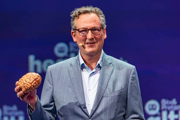 Bilder des Jahres 2023, Entertainment June 06 Entertainment Themen der Woche KW25 Entertainment Bilder des Tages Moderator Eckart von Hirschhausen mit Hirn Model in der Hand bei Bits & Pretzels healthtech in der Messe in München Datum: 20.06.2023 *** Moderator Eckart von Hirschhausen with brain model in hand at Bits Pretzels healthtech in the fair in Munich Date 20 06 2023