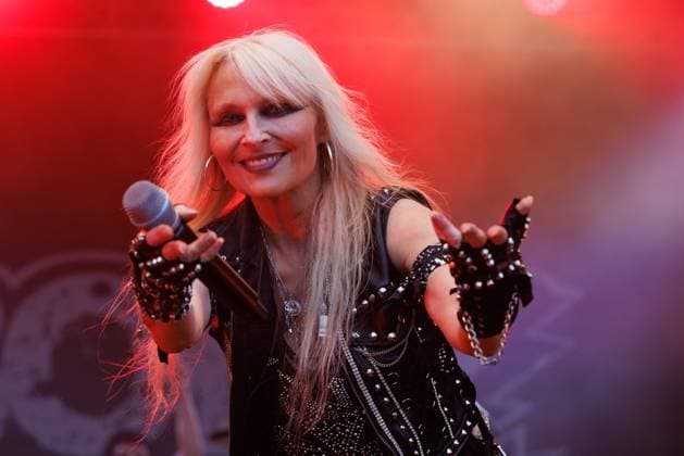 Doro Konzert auf der Kieler Woche Die wohl international bekannteste deutsche Metalsängerin Doro Pesch war auf der Bühne von Radio Bob direkt an der Förde der Headliner des Abends und sorgte für Wacken Feeling auf der Kieler Woche. Dazu hatten sich extra unzählige Fans auch von weit her vor der Bühne neben dem kieler Landtag eingefunden. Kiel Schleswig Holstein Deutschland _JR50526 *** Doro concert at the Kieler Woche The probably internationally best-known German metal singer Doro Pesch was on the stage of Radio Bob directly on the fjord the headliner of the evening and provided for Wacken Feeling at the Kieler Woche For this purpose, countless fans had gathered from far away in front of the stage next to the Kieler Landtag Kiel S