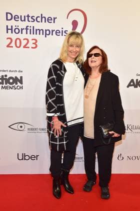 21. Deutscher HörfilmPreis 2023 Deborah Weigert mit Mutter Brigitte Kaethe Grothum Ankunft, zum 21. Deutscher HörfilmPreis 2023 in Berlin am 18.06.2023