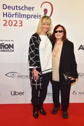 21. Deutscher HörfilmPreis 2023 Deborah Weigert mit Mutter Brigitte Kaethe Grothum Ankunft, zum 21. Deutscher HörfilmPreis 2023 in Berlin am 18.06.2023