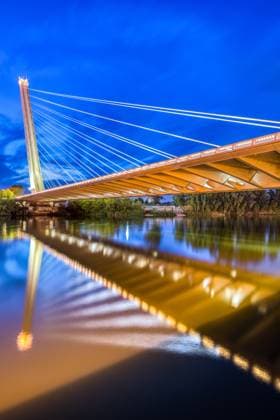 Creative Highlights World Alamillo Bridge at dusk, Seville, Spain Sevilla La Paz-Las Golondrinas Provincia de Sevilla Espana Copyright: xFelipexRodriguezx xVWPicsx FROD-200929_204551_57824-Editar