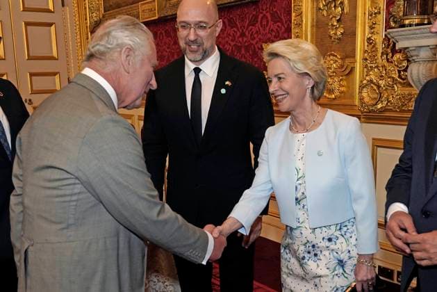 Bilder des Jahres 2023, Entertainment June 06 Entertainment Themen der Woche KW25 Entertainment Bilder des Tages Ukraine Recovery Conference (left-right) King Charles III, Prime Minister of Ukraine Denys Shmyhal and Ursula von der Leyen, President of the European Commission, during a reception at St James Palace in London ahead of the Ukraine Recovery Conference., Credit:Aaron Chown Avalon UK, London  Copyright: xAaronxChownx xAvalonx 0784436523