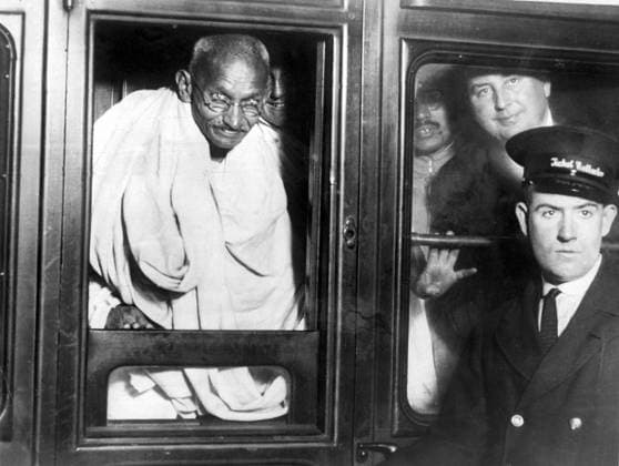 SEKLET-POLITIK-20 Mohandas Karamchand Gandhi (1869-1948) kallad för Mahatma, vilket betyder stor ande, blev ledare för den indiska självständighetsrörelsen 1920. Hans bakgrund var juridikstudier i London och advokat i Sydafrika fran 1893-1914. Där var han en förkämpe för den indiska minoriteten och utvecklade sina ickevaldsmetoder under paverkan av bl a Tolstoj. När han 1915 atervände till Indien upprördes han över det brittiska förtrycket mot fattiga och lagkastiga. Som ledare för självständighetsrörelsen organiserade han den första stora passiva motstands-och ohörsamhetskampanjen. Han kunde inte helt förhindra valdshandlingar och hölls därför fängslad i flera omgangar. Genom sitt enkla leverne,  Copyright: xPRESSENSxBILDx SEK30GANDHI6