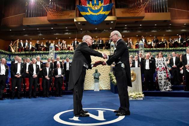 STOCKHOLM 2017-12-10 Rainer Weiss, Tyskland, tar emot Nobelpriset i fysik av kung Carl XVI Gustaf under Nobelprisutdelningen i Konserthuset i Stockholm pa söndagen. STOCKHOLM SVERIGE x10030x *** STOCKHOLM 2017 12 10 Rainer Weiss, Germany, receives the Nobel Prize in Physics from King Carl XVI Gustaf during the Nobel Prize ceremony at the Stockholm Concert Hall on Sunday STOCKHOLM SWEDEN x10030x  Copyright: xJonasxEkströmer TTx NOBEL 2017 KONSERTHUSET