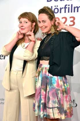 Sarah Bauerett und Ines Hollinger bei der Verleihung des 21. Deutschen Hörfilmpreises 2023 in der Hauptstadtrepräsentanz der Deutschen Telekom. Berlin, 20.06.2023