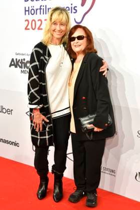 Brigitte Grothum mit Tochter Debora Weigert bei der Verleihung des 21. Deutschen Hörfilmpreises 2023 in der Hauptstadtrepräsentanz der Deutschen Telekom. Berlin, 20.06.2023