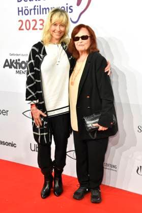 Brigitte Grothum mit Tochter Debora Weigert bei der Verleihung des 21. Deutschen Hörfilmpreises 2023 in der Hauptstadtrepräsentanz der Deutschen Telekom. Berlin, 20.06.2023