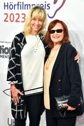 Brigitte Grothum mit Tochter Debora Weigert bei der Verleihung des 21. Deutschen Hörfilmpreises 2023 in der Hauptstadtrepräsentanz der Deutschen Telekom. Berlin, 20.06.2023
