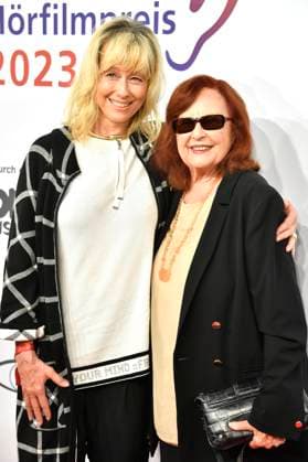 Brigitte Grothum mit Tochter Debora Weigert bei der Verleihung des 21. Deutschen Hörfilmpreises 2023 in der Hauptstadtrepräsentanz der Deutschen Telekom. Berlin, 20.06.2023