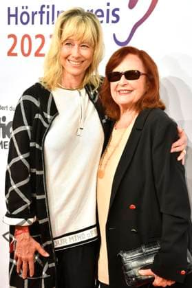 Brigitte Grothum mit Tochter Debora Weigert bei der Verleihung des 21. Deutschen Hörfilmpreises 2023 in der Hauptstadtrepräsentanz der Deutschen Telekom. Berlin, 20.06.2023