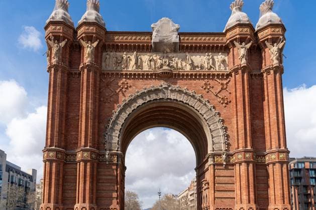 Barcelona, Spanien - 17 März 2023: Arc de Triomf, Triumphal Arch in the city of Barcelona in Spain *** Arc de Triomf, Triumpfbogen in der Stadt Barcelona in Spanien