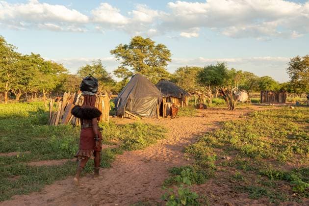 IMAGO Cultures of the world, Himba Volk in Namibia Himba village, northen Namibia Africa NAMIBIA, OMUSATI REGION, MAY 6: Himba woman returns from a nearby town for shopping back to the village. The Himba are indigenous namibian ethnic people, in northern Namibia, May 6, 2018, Namibia Copyright: xZoonar.com ARTUSHx 14575132
