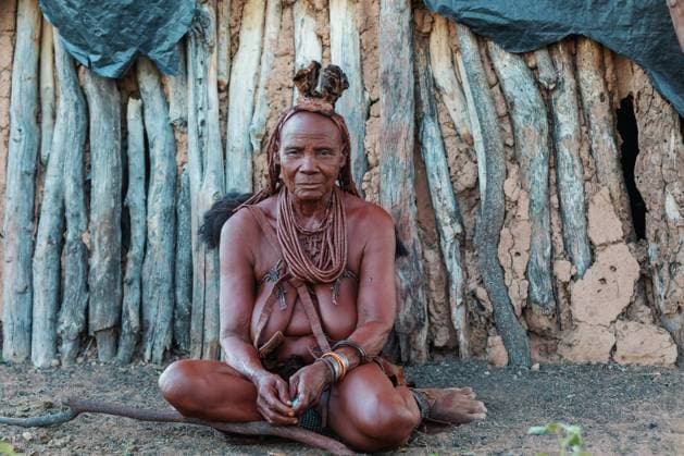 IMAGO Cultures of the world, Himba Volk in Namibia Portrait of old himba woman, Namibia Africa NAMIBIA, OMUSATI REGION, MAY 6: Grandmother Himba woman with traditional hairstyle and necklaces around her neck. The Himba are indigenous namibian people, in northern Namibia, May 6, 2018, Namibia Copyright: xZoonar.com ArtushxFotox 14575246