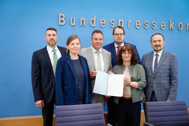 News Themen der Woche KW25 News Bilder des Tages Bundespressekonferenz Jahresbericht 2022 des Petitionsausschusses Martina Stamm-Fibich, Vorsitzende des Petitionsausschusses des Deutschen Bundestages (SPD) gemeinsam mit Andreas Mattfeldt, Sprecher der CDU CSU-Fraktion, Corinna Rueffer, Obfrau (GRUENEN) und Manfred Todtenhausen, Obmann (FDP) Dirk Brandes, Obmann (AfD), Soeren Pellmann, Obmann (DIE LINKE) mit dem Jahresbericht bei der Vorstellung des Jahresbericht 2022 des Petitionsausschusses in der Bundespressekonferenz, Berlin , 21.06.2023 Berlin Berlin Deutschland *** Federal Press Conference Annual Report 2022 of the Petitions Committee Martina Stamm Fibich, Chairwoman of the Petitions Committee of the German Bundestag SPD together with Andreas Mattfeldt, Spokesman of the CDU CSU fact