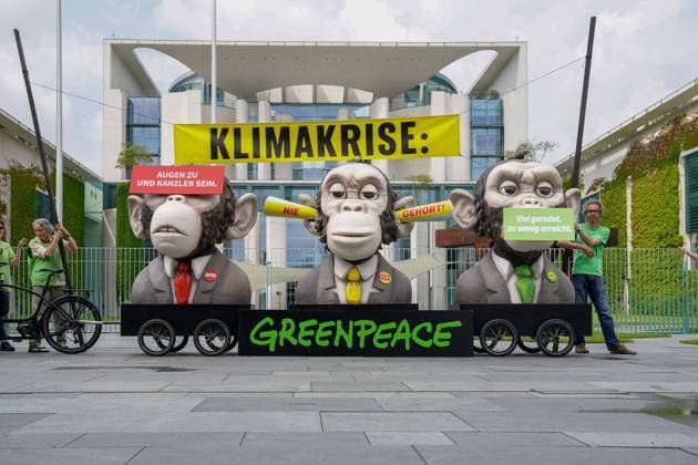 Bilder des Jahres 2023, News June 06 News Themen der Woche KW25 News Bilder des Tages Demonstation von Greenpeace vor dem Bundeskanzleramt Demonstation von Greenpeace Aktivisten um auf die Klimakrise aufmerksam zu machen. Mit drei Affen mit Schildern mit der Aufschrift Augen zu und Kanzler sein , nie gehoert und viel geredet und zu wenig erreicht vor dem Bundeskanzleramt, Berlin, 21.06.2023 Berlin Berlin Deutschland *** Demonstration of Greenpeace in front of the Federal Chancellery Demonstration of Greenpeace activists to draw attention to the climate crisis With three monkeys with signs saying close your eyes and be chancellor , never heard and talked a lot and achieved too little in front of the Federal Chancellery, Berlin, 21 06 2023 Berlin Berlin Germany