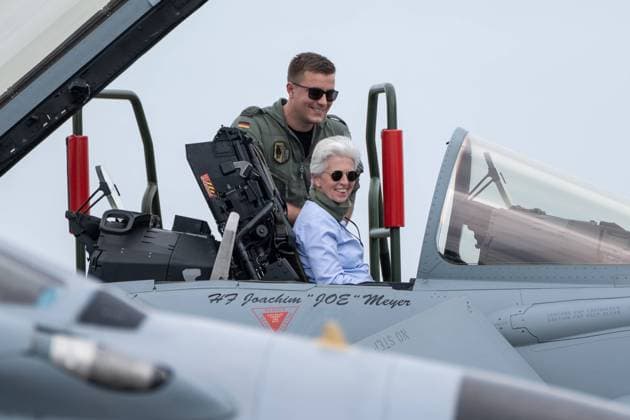 Bundesminister der Verteidigung und NATO-Generalsekretär besichtigen Luftwaffenmanöver AIR DEFENDER 2023 Marie-Agnes Strack-Zimmermann, FDP-Bundestagsabgeordnete und Vorsitzende Verteidigungsausschuss, im Cockpit eines Eurofighter Kampfjet;Bundesminister der Verteidigung und NATO-Generalsekretär besichtigen Luftwaffenmanöver AIR DEFENDER 2023 Marie-Agnes Strack-Zimmermann, FDP-Bundestagsabgeordnete und Vorsitzende Verteidigungsausschuss, im Cockpit eines Eurofighter Kampfjet, *** Federal Minister of Defense and NATO Secretary General visit air force maneuver AIR DEFENDER 2023 Marie Agnes Strack Zimmermann, FDP Member of the Bundestag and Chairman of the Defense Committee, in the cockpit of a Eurofighter fighter jet Federal M