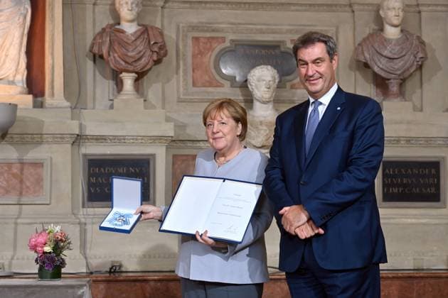 Bilder des Jahres 2023, News June 06 News Themen der Woche KW25 News Bilder des Tages Markus SOEDER (Ministerpraesident Bayern und CSU Vorsitzender) mit Angela MERKEL. Aushaendigung des Bayerischen Verdienstordens an Frau Bundeskanzlerin a. D. Dr. Angela Merkel am 21.06.2023 im Antiquariat der Residenz in Muenchen. *** Markus SOEDER Prime Minister of Bavaria and CSU Chairman with Angela MERKEL Award of the Bavarian Order of Merit to Chancellor a D Dr Angela Merkel on 21 06 2023 in the Antiquariat of the Residenz in Munich