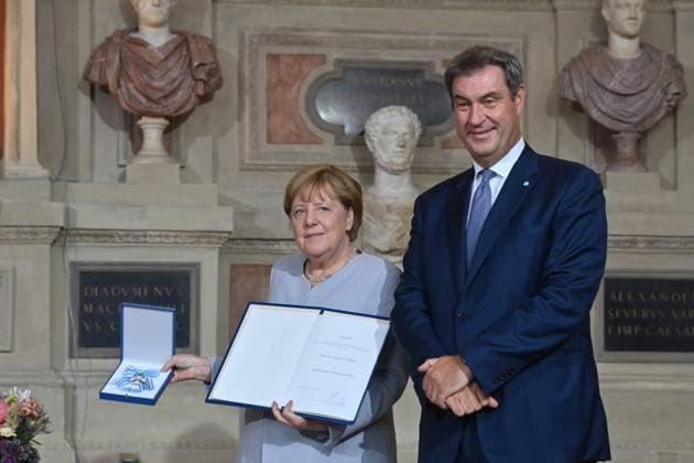 Markus SOEDER (Ministerpraesident Bayern und CSU Vorsitzender) mit Angela MERKEL. Aushaendigung des Bayerischen Verdienstordens an Frau Bundeskanzlerin a. D. Dr. Angela Merkel am 21.06.2023 im Antiquariat der Residenz in Muenchen. *** Markus SOEDER Prime Minister of Bavaria and CSU Chairman with Angela MERKEL Award of the Bavarian Order of Merit to Chancellor a D Dr Angela Merkel on 21 06 2023 in the Antiquariat of the Residenz in Munich
