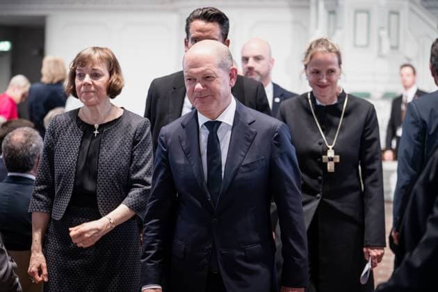 News Themen der Woche KW25 News Bilder des Tages Johannisempfang der Evangelischen Kirche Deutschland in Berlin Praeses Dr. h. c. Annette Kurschus Vorsitzende des Rates der Evangelischen Kirche Deutschlands, Bundeskanzler Olaf Scholz und Praelatin Anne Gidion Bevollmaechtigte des Rates der Evangelischen Kirche Deutschlands in der Franzoesischen Friedrichstadtkirche zum Johannisempfang der Evangelischen Kirche Deutschland in Berlin , Berlin , 21.06.2023 Berlin Berlin Deutschland *** St. Johns Reception of the Evangelical Church Germany in Berlin Praeses Dr h c Annette Kurschus Chairwoman of the Council of the Evangelical Church Germany, Chancellor Olaf Scholz and Praelatin Anne Gidion Plenipotentiary of the Council of the Evangelical Church Germany in the Franzoesische Friedrichstadtkirc