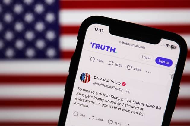 Donald Trump Truth Social Account Photo Illustrations American flag displayed on a screen and Donald Trump account on Truth Social displayed on a phone screen are seen in this illustration photo taken in United States on on June 20, 2023. Westford United States  Copyright: xJakubxPorzyckix originalFilename: porzycki-donaldtr230620_npvef.jpg