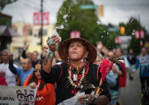 News Bilder des Tages June 21, 2023, VANCOUVER, BC, CANADA: Randy Tait, of the Nisga a-Gitxsan Nation, blows down feathers into the air during a friendship walk to a National Indigenous Peoples Day gathering, in Vancouver, B.C., Wednesday, June 21, 2023. VANCOUVER CANADA - ZUMAc35_ 20230621_zaf_c35_080 Copyright: xDarrylxDyckx