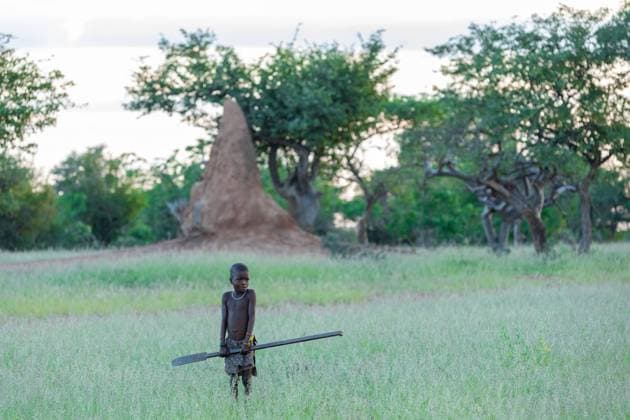 IMAGO Cultures of the world, Himba Volk in Namibia Himba boys, indigenous namibian ethnic people, Africa NAMIBIA, OMUSATI REGION, MAY 7: The Himba boy in early cold morning in grassland. The Himba are african indigenous namibian ethnic people, in northern Namibia, May 6, 2018, Namibia Africa Copyright: xZoonar.com ArtushxFotox 17035253
