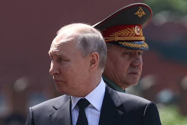 Bilder des Jahres 2023, News June 06 News Themen der Woche KW25 News Bilder des Tages RUSSIA, MOSCOW - JUNE 22, 2023: Russia s President Vladimir Putin (L) and Defence Minister Sergei Shoigu attend a ceremony to lay flowers at the Tomb of the Unknown Soldier in Alexander Garden on Day of Memory and Sorrow, which marks 82 years since the Nazi German invasion of the Soviet Union. Stanislav Krasilnikov TASS  59986827