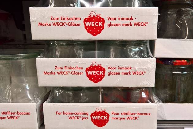 Der Hersteller der bekannten Weck-Gläser hat Insolvenz angemeldet. Sowohl die J. Weck GmbH und Co KG mit Sitz in Wehr, als auch die Weck Glaswerk Gesellschaft mit Sitz in Bonn haben laut Amtsgericht Karlsruhe Insolvenzanträge eingereicht. Die in die Pleite geratene Firma wurde im Jahr 1900 gegründet und produzierte seitdem Gläser, Ringe und Töpfe zum Einkochen von Lebensmitteln. Foto: Einmachgläser z.B. für Marmelade *** The manufacturer of the famous Weck jars has filed for insolvency Both J Weck GmbH and Co KG, based in Wehr, and Weck Glaswerk Gesellschaft, based in Bonn, have filed for insolvency, according to the Karlsruhe District Court The bankrupt company was founded in 1900 and has since produced jars, rings and pots for pre