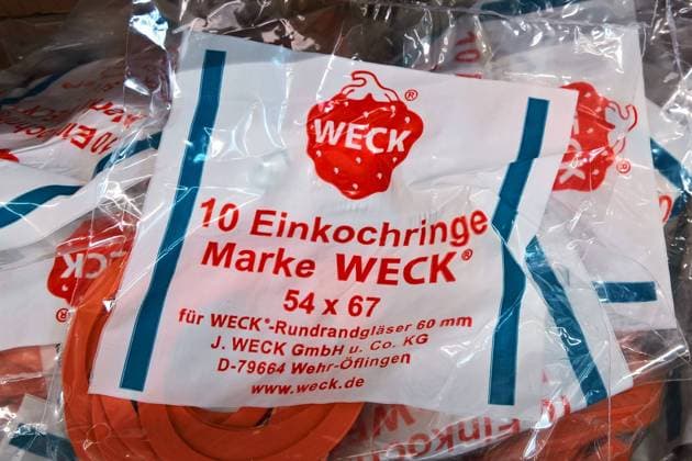 Der Hersteller der bekannten Weck-Gläser hat Insolvenz angemeldet. Sowohl die J. Weck GmbH und Co KG mit Sitz in Wehr, als auch die Weck Glaswerk Gesellschaft mit Sitz in Bonn haben laut Amtsgericht Karlsruhe Insolvenzanträge eingereicht. Die in die Pleite geratene Firma wurde im Jahr 1900 gegründet und produzierte seitdem Gläser, Ringe und Töpfe zum Einkochen von Lebensmitteln. Foto: Ringe, Einkochringe bzw Gummi für Einmachgläser *** The manufacturer of the famous Weck jars has filed for insolvency Both J Weck GmbH and Co KG, based in Wehr, and Weck Glaswerk Gesellschaft, based in Bonn, have filed for insolvency, according to the Karlsruhe District Court The bankrupt company was founded in 1900 and has since produced jars, rings a