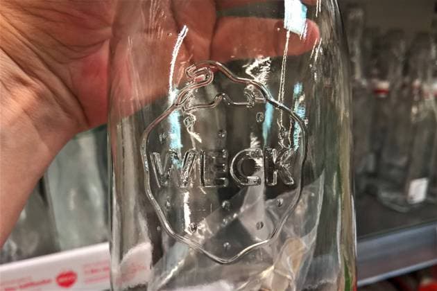 Der Hersteller der bekannten Weck-Gläser hat Insolvenz angemeldet. Sowohl die J. Weck GmbH und Co KG mit Sitz in Wehr, als auch die Weck Glaswerk Gesellschaft mit Sitz in Bonn haben laut Amtsgericht Karlsruhe Insolvenzanträge eingereicht. Die in die Pleite geratene Firma wurde im Jahr 1900 gegründet und produzierte seitdem Gläser, Ringe und Töpfe zum Einkochen von Lebensmitteln. Foto: Einmachglas *** The manufacturer of the famous Weck jars has filed for insolvency Both J Weck GmbH und Co KG, based in Wehr, and Weck Glaswerk Gesellschaft, based in Bonn, have filed for insolvency, according to the Karlsruhe District Court The bankrupt company was founded in 1900 and has since produced jars, rings and pots for preserving food Photo Pres