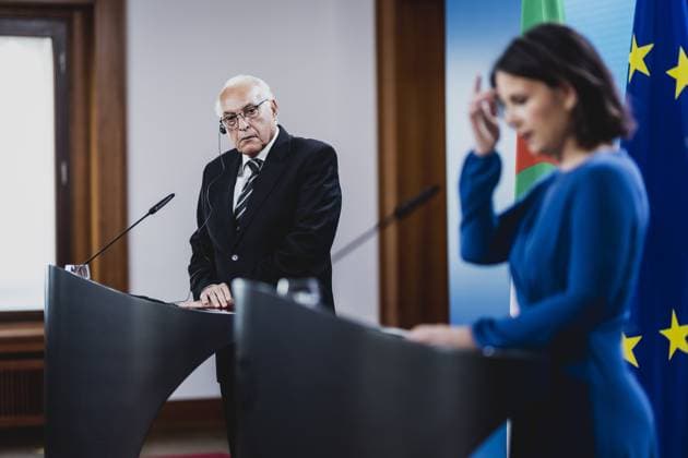 News Themen der Woche KW25 News Bilder des Tages (R-L) Annalena Baerbock (Buendnis 90 Die Gruenen), Bundesaussenministerin, und Ahmed Attaf, Aussenminister von Algerien, sprechen zu den Medien nach einem gemeinsamen Gespraechs in Berlin, 22.06.2023. Berlin Deutschland *** R L Annalena Baerbock Buendnis 90 Die Gruenen , German Foreign Minister, and Ahmed Attaf, Foreign Minister of Algeria, speak to the media after a joint meeting in Berlin, 22 06 2023 Berlin Germany Copyright: xFlorianxGaertnerx