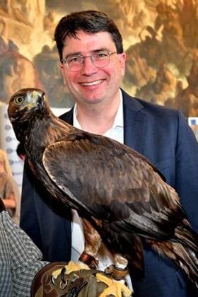 Florian von Brunn, Fraktionsvorsitzender der Landtags-SPD und Spitzenkandidat zur bayerischen Landtagswahl. Florian von Brunn, Vorsitzender der Bayern-SPD, mit einem Adler bei dem Infotag der Bürgerallianz Bayern im Bayerischen Landtag. München Bayern Deutschland *** Florian von Brunn, parliamentary party leader of the Bavarian SPD and top candidate for the Bavarian state election Florian von Brunn, leader of the Bavarian SPD, with an eagle at the information day of the Citizens Alliance Bavaria in the Bavarian State Parliament Munich Bavaria Germany Copyright: xRolfxPossx