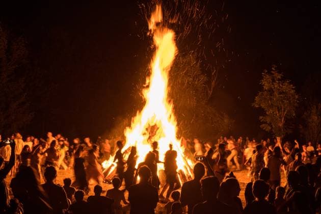 Sonnwendfeuer mit großer Menschenmenge, Tübingen, Baden-Württemberg, Deutschland *** Solstice fire with large crowd, Tübingen, Baden Württemberg, Germany