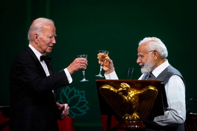 Bilder des Jahres 2023, News June 06 News Themen der Woche KW25 News Bilder des Tages US President Joe Biden and Narendra Modi, India s prime minister, toast during a state dinner at the White House in Washington, DC, on Thursday, June 22, 2023. Biden and Modi announced a series of defense and commercial deals designed to improve military and economic ties between their nations during a state visit today.  WAX20230622939 AlxDrago