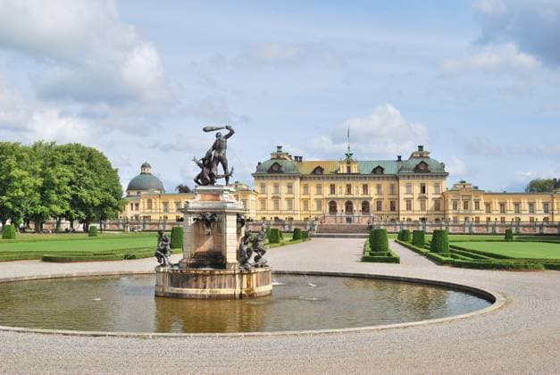 Stockholm. The palace and the regular park with fountain in Drottningholm Copyright: xTatianaxSavvateevax xDesignxPicsx , 31900294 Copyright: paoloxdexsantisx xDesignxPics 31900294 !ACHTUNG AUFNAHMEDATUM GESCHÄTZT! RECORD DATE NOT STATED