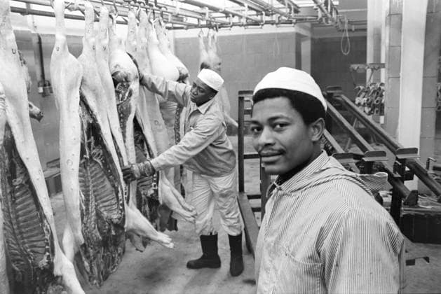 Sachsen, DDR DDR-Historie Wirtschaft, ausländische Arbeiter Gastarbeiter Wende Wiedervereinigung Debatte um Bleiberecht. Arbeiter aus Mosambik Mosambique im Vieh- und Schlachthof Dresden, Februar 1993. Veröffentlichung in Sächsische Zeitung am 03.02.1993: Emilio, Kom und Mahmud wollen in Sachsen bleiben. Sachsens Regierung strebt humane Lösung für ,Regierungsabkommens-Arbeiter an ... Bildtext: Dürfen sie bleiben oder nicht? Alfredo (r) und Daniel aus Mosambik arbeiten seit zwölf bzw sieben Jahren im Dresdner Vieh- und Schlachthof. Foto ! ACHTUNG Aufnahmedatum laut Beschriftung *** Saxony, GDR GDR History Economy, Foreign Workers Guest worker Turnaround Reunification Debate at Right of residence Workers from Mozambiq Copyright: xSZ WaltrautxKossackx 0000010201805565 ! ACHTUNG Aufnahmedatum laut Beschriftung