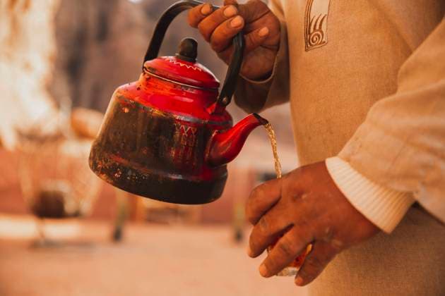 Creative Highlights Symbolbilder Man with teapot pouring tea in cup model released, Symbolfoto, PCLF00551