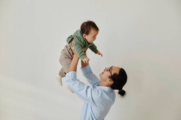 Father playing with daughter in front of wall model released, Symbolfoto property released, KPEF00057