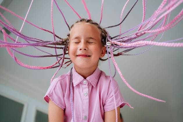 Creative Highlights Symbolbilder Smiling girl with tousled hair at home model released, Symbolfoto property released, MDOF01225