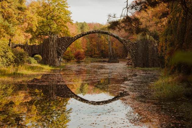 IMAGO Creative: Herbst, Lichtimpressionen Germany, Saxony, View of Rakotzbrucke bridge in autumn, NGF00798