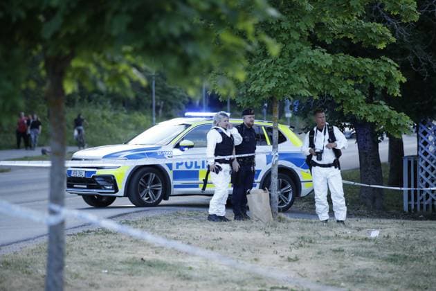 UPPSALA 20230623 En skottlossning har inträffat vid Gottsunda centrum, i Uppsala pa midsommarafton. En pojke är skottskadad och har förts till sjukhus. Vittnen talar om ett stort antal skott och även en buss i linjetrafik har träffats. Polisen är pa plats och har upprättat avspärrningar. Polisens tekniker pa plats. UPPSALA SVERIGE x12150x *** UPPSALA 20230623 A shooting has occurred at Gottsunda center, in Uppsala on Midsummers Eve A boy is shot and has been taken to hospital Witnesses speak of a large number of shots and also a bus in regular traffic has been hit The police are at the scene and have established barriers Police technicians at the scene UPPSALA SVERIGE x12150x  Copyright: xCaisaxRasmussen TTx GOTTSUNDA TTABB0000000000196308