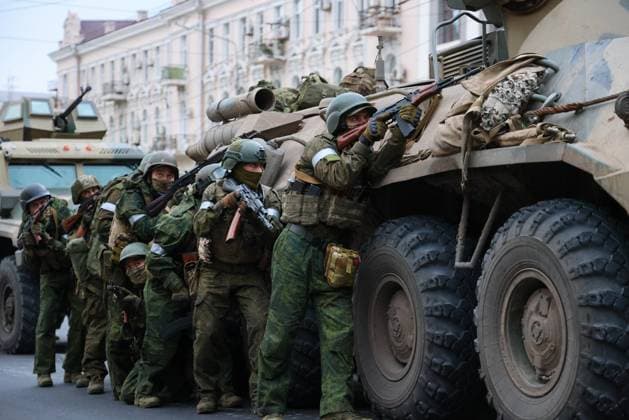 RUSSIA, ROSTOV-ON-DON - JUNE 24, 2023: PMC Wagner fighters stand outside the Southern Military District headquarters. Erik Romanenko TASS  60033994