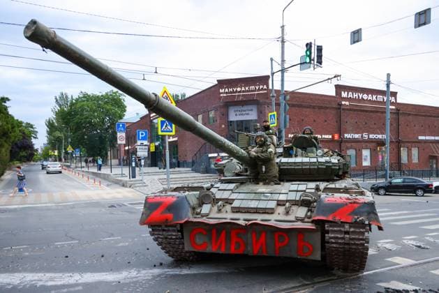 RUSSIA, ROSTOV-ON-DON - JUNE 24, 2023: A tank stands outside the Southern Military District headquarters. Erik Romanenko TASS  60034555