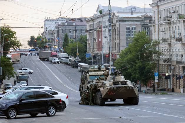 RUSSIA, ROSTOV-ON-DON - JUNE 24, 2023: Servicemen stand outside the Southern Military District headquarters. Erik Romanenko TASS  60034614
